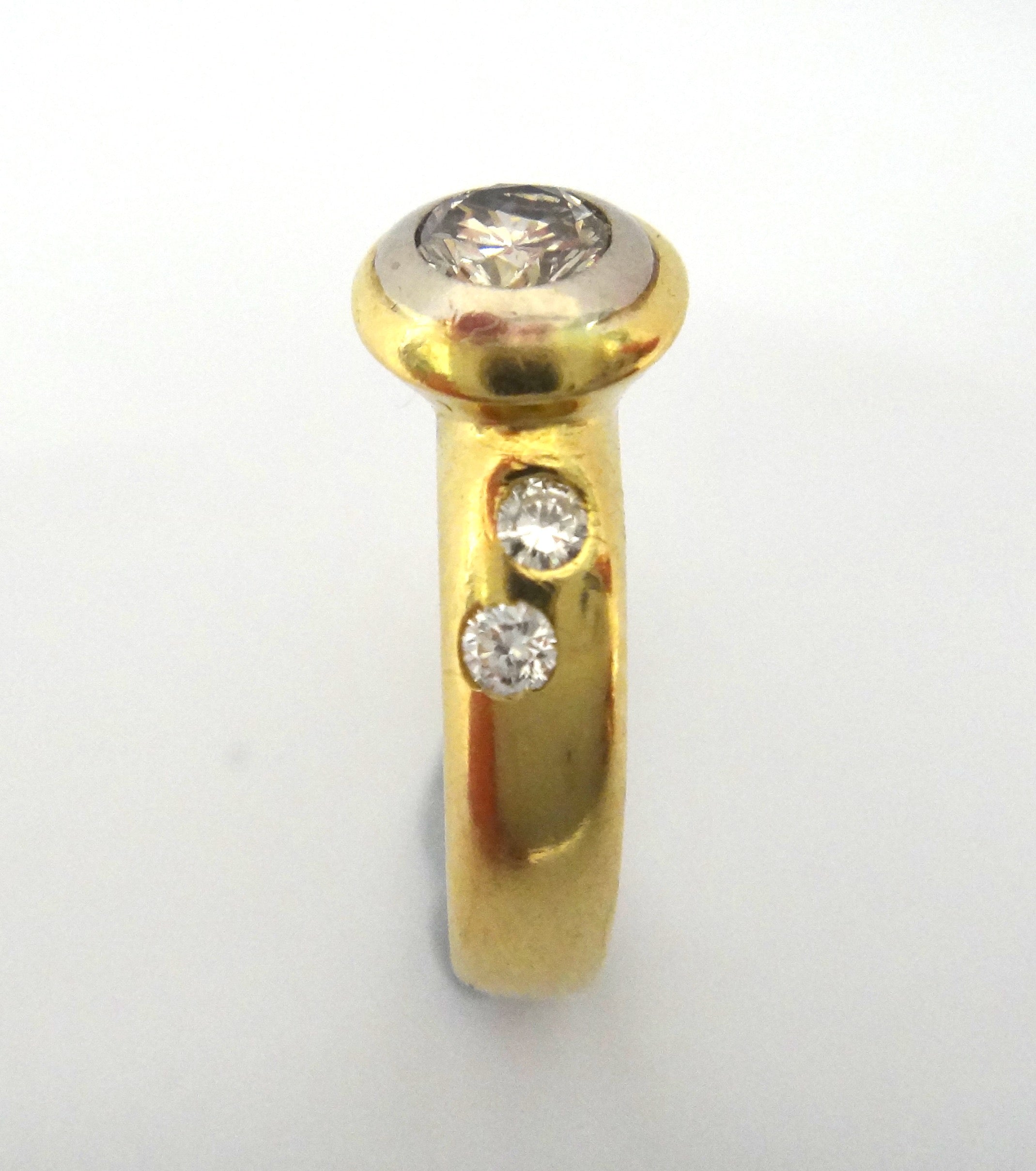 18CT Yellow GOLD & Collet Set Diamond Ring