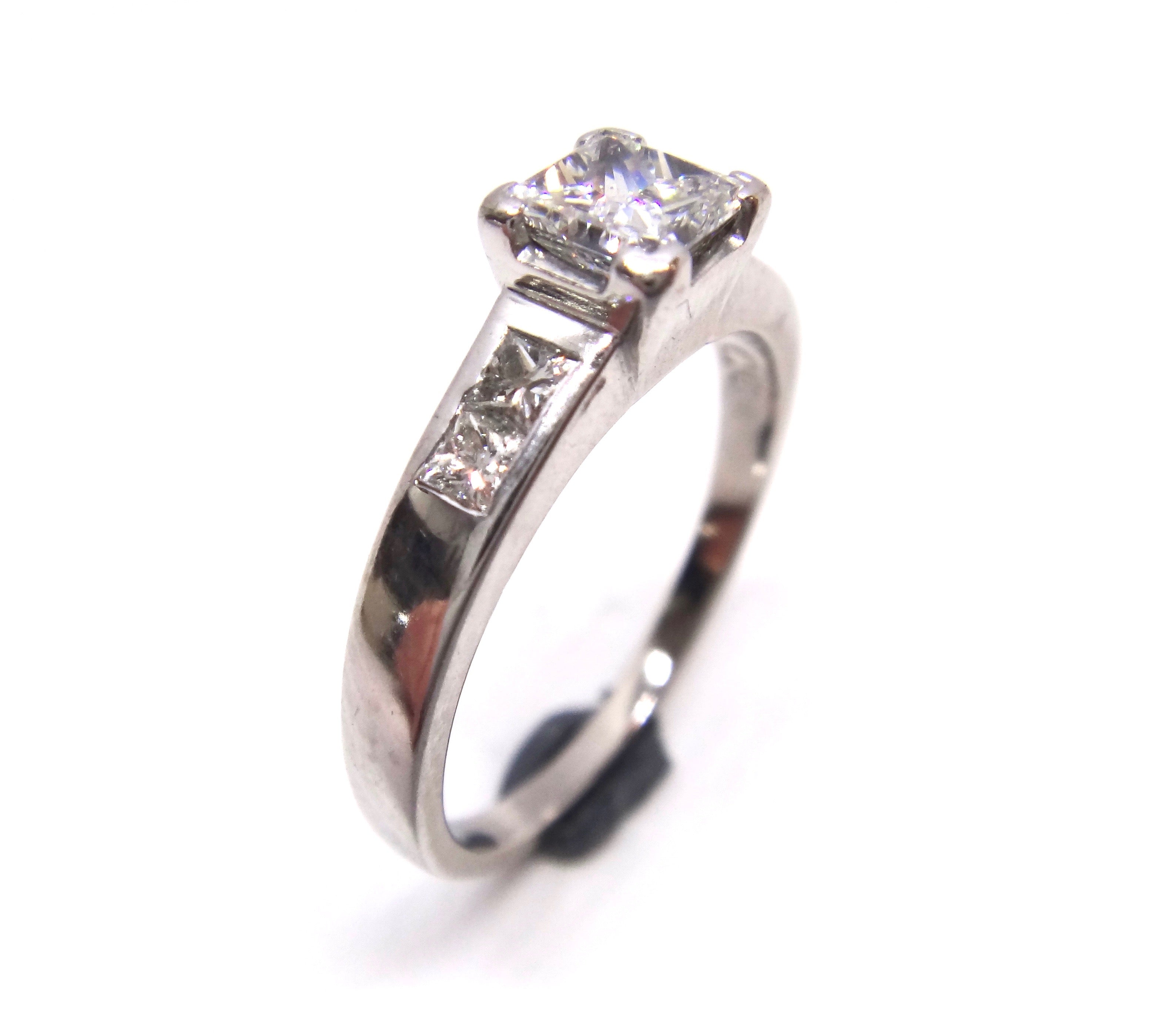 18CT White GOLD & Princess Cut DIAMOND Ring
