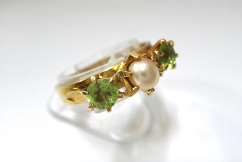 18CT GOLD, Pearl & Peridot Ring