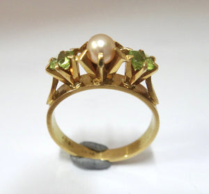 18CT GOLD, Pearl & Peridot Ring