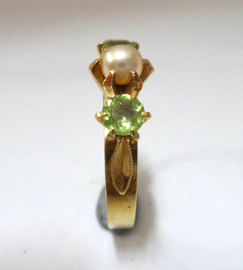 18CT GOLD, Pearl & Peridot Ring