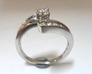 18CT White Gold & Brilliant Cut Diamond Offset Ring