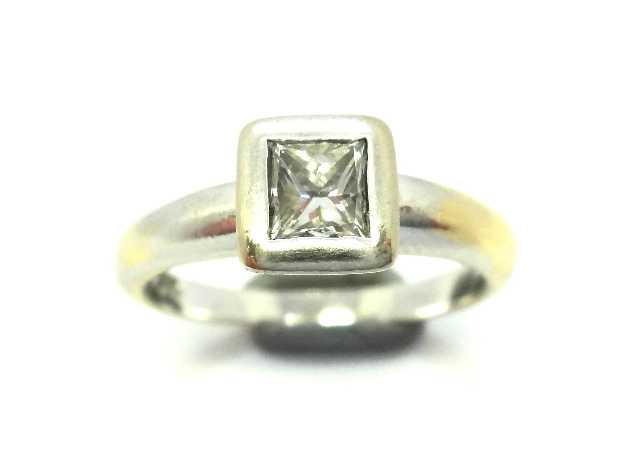 18ct White GOLD & Princess Cut Diamond Ring