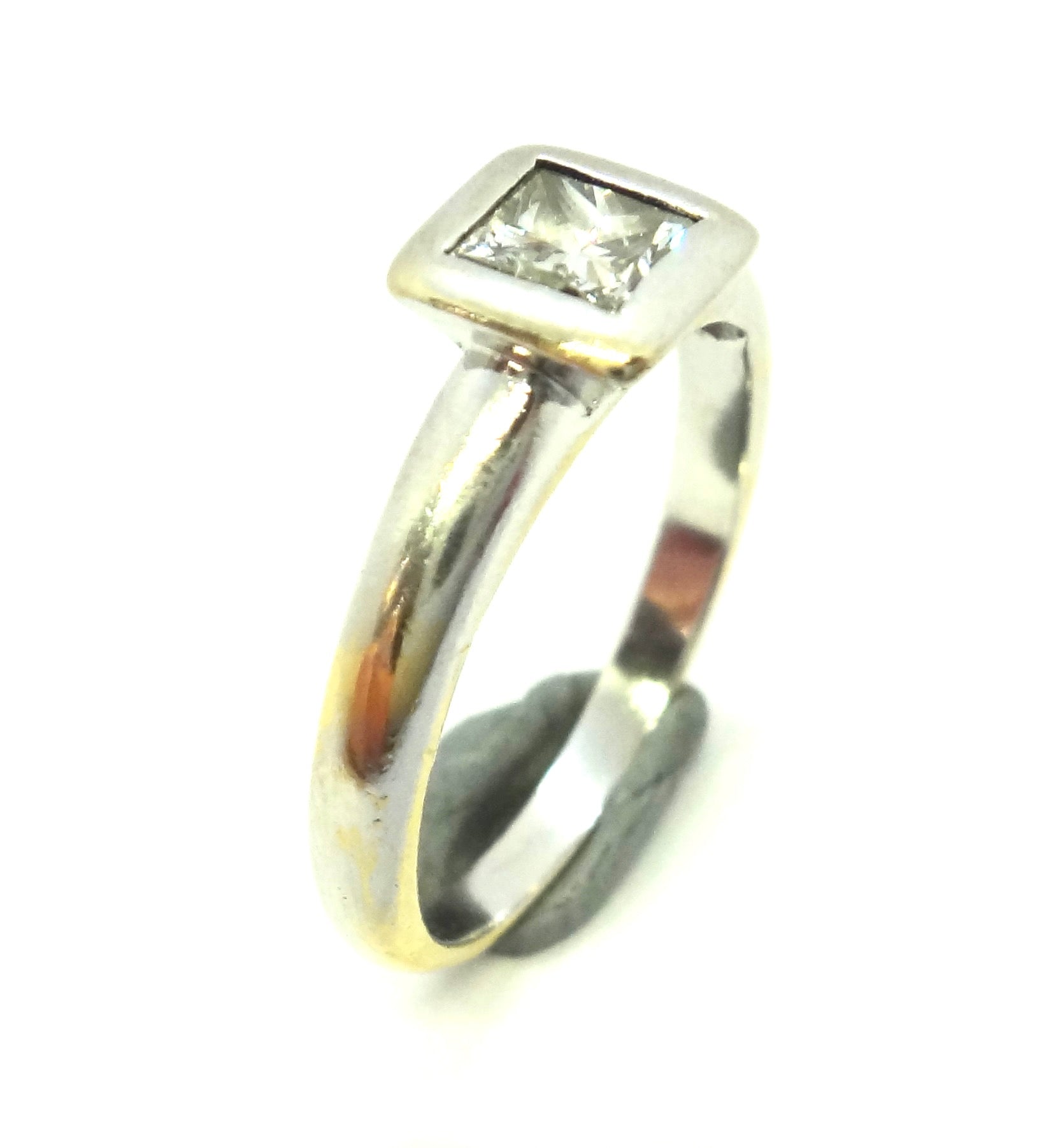 18ct White GOLD & Princess Cut Diamond Ring