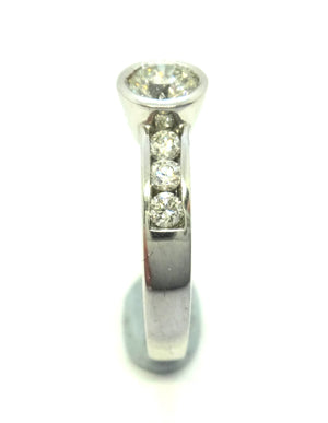 18ct White Gold & Collet Set RBC Diamond Ring