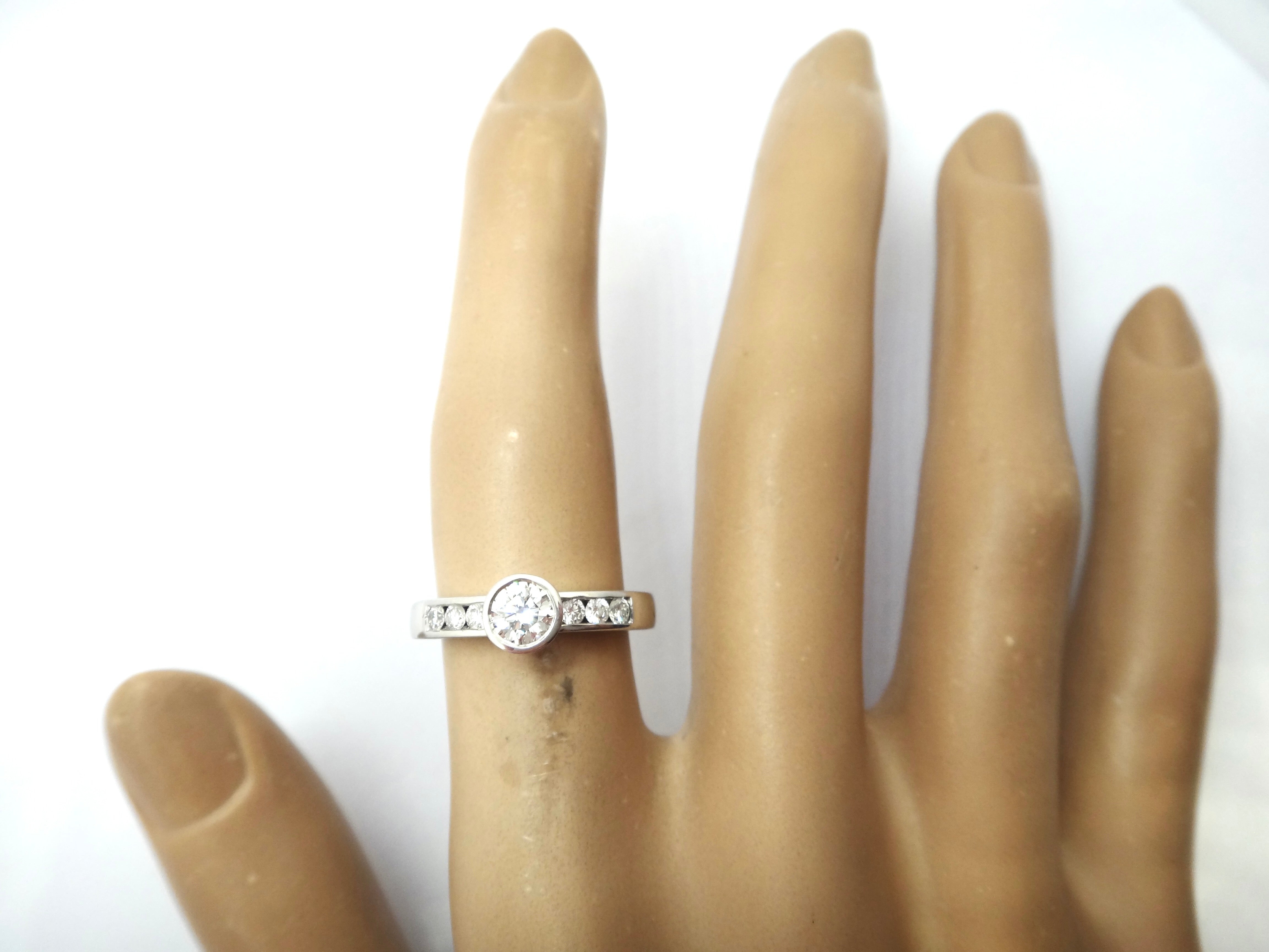 18ct White Gold & Collet Set RBC Diamond Ring