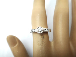 18ct White Gold & Collet Set RBC Diamond Ring