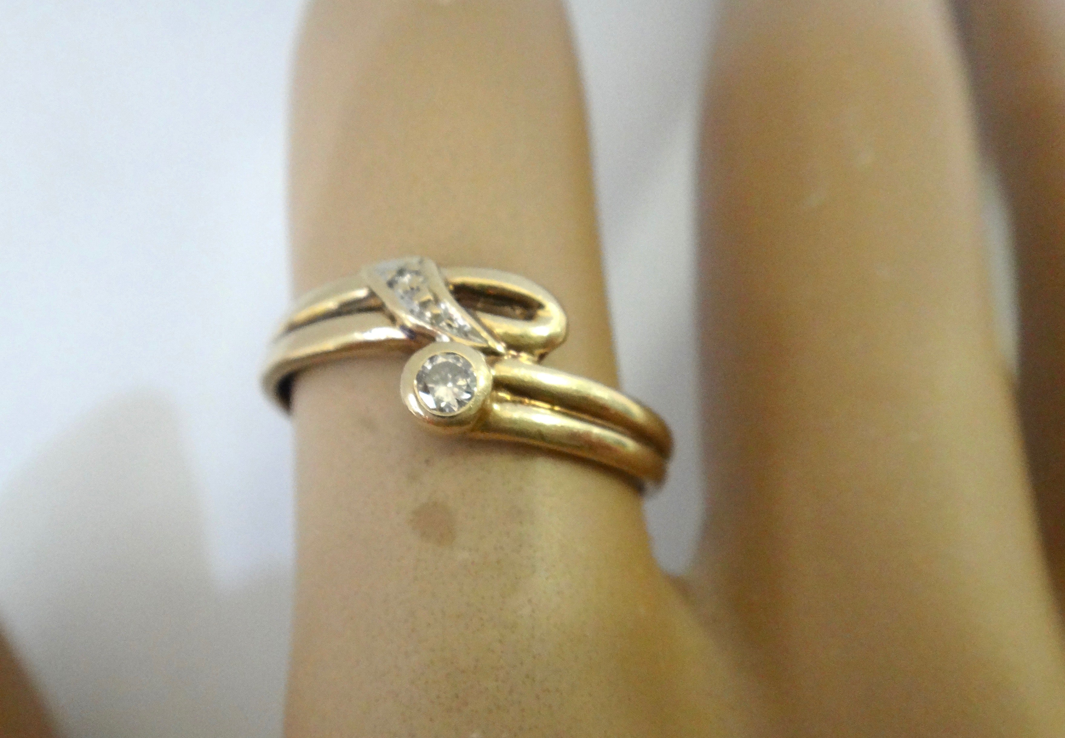 9CT GOLD & Brilliant Cut Diamond Ring