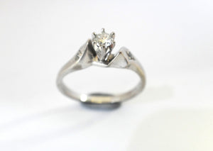 18CT White GOLD & Diamond Ring