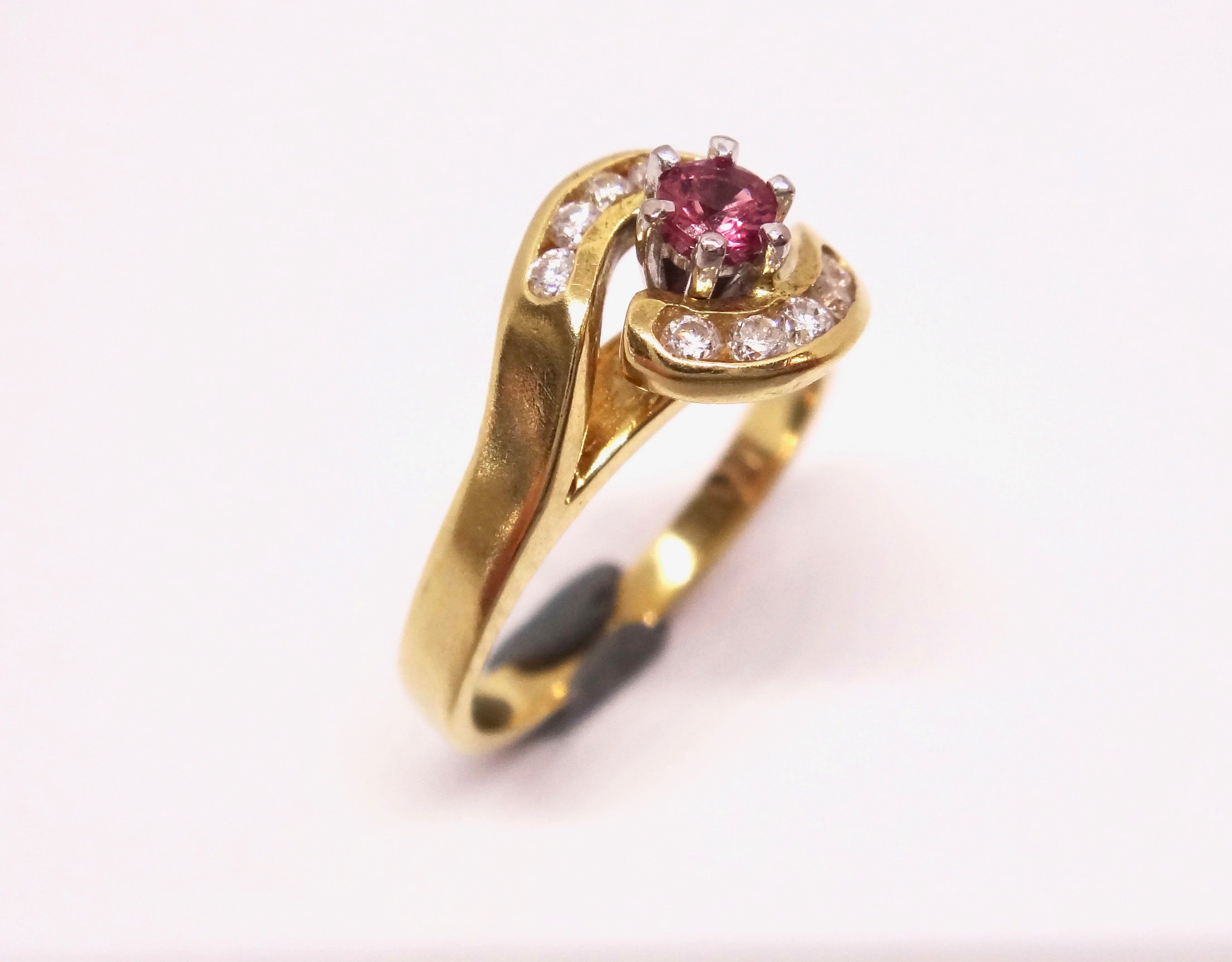 18CT Yellow GOLD, Diamond & Pink Zircon Ring
