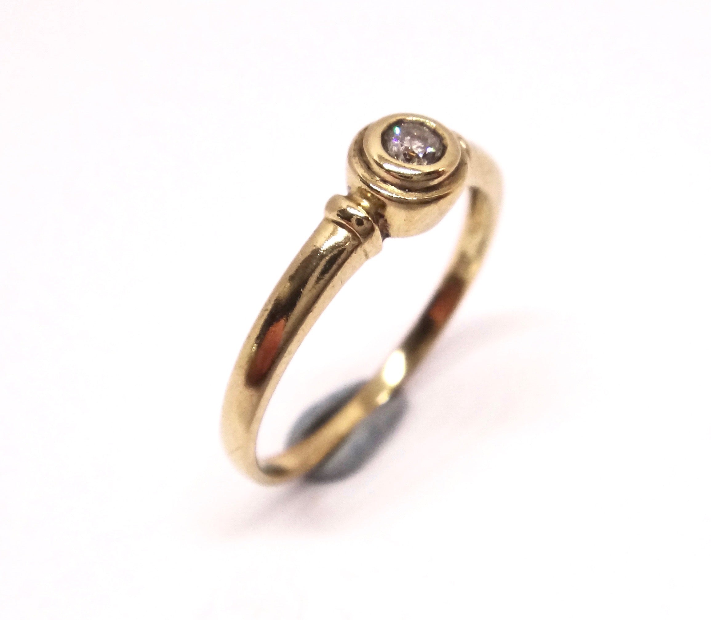9CT Yellow GOLD & DIAMOND Collet Set Ring