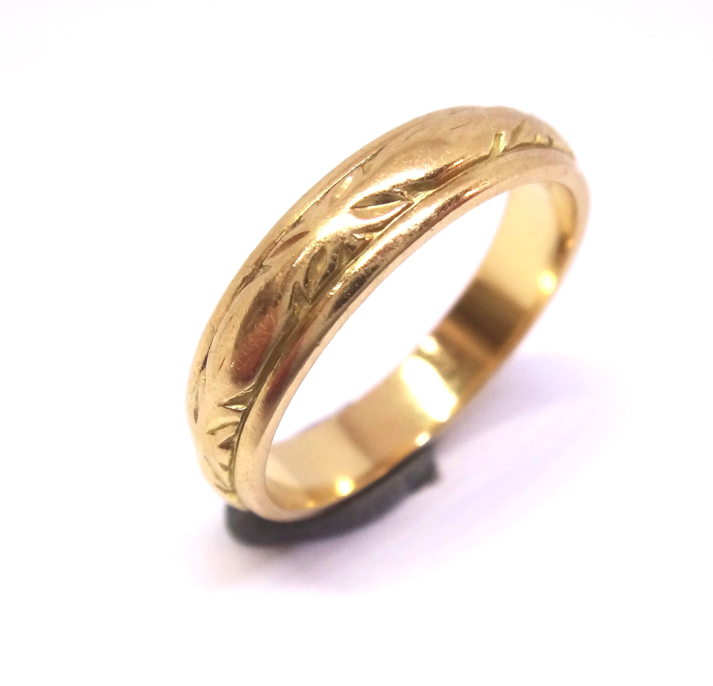18Ct Yellow Gold Engraved Wedding Band Ring