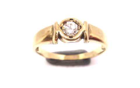 18CT GOLD & Collet Set Solitaire Diamond Ring